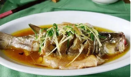 清蒸鲈鱼怎样做，肉质细嫩味道鲜美，清蒸鲈鱼简单做法小窍门