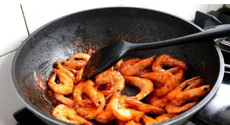 油焖大虾的做法家常，味香鲜美让人胃口大开，油焖大虾怎么做才好吃
