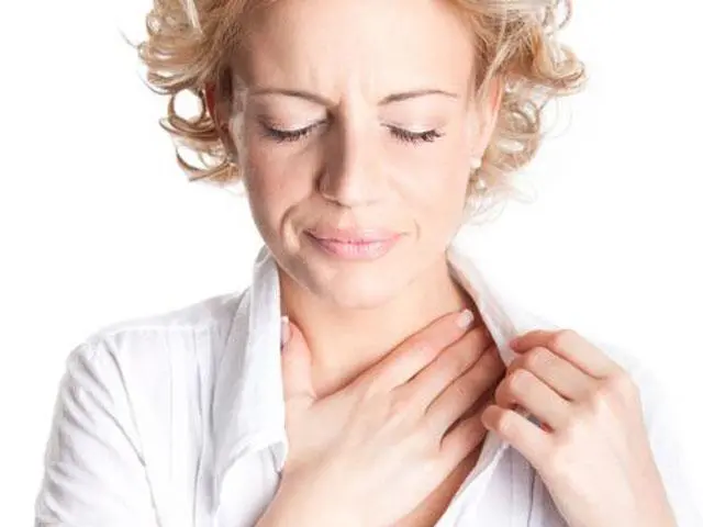 嗓子有痰感觉粘喉咙什么原因，如何把痰排出去