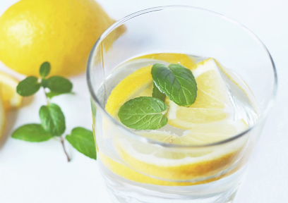 柠檬泡水喝有什么作用与功效，我们喝柠檬水有哪些功效
