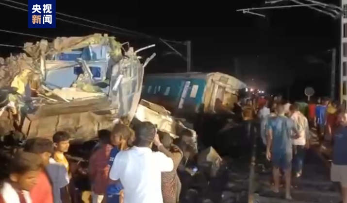 印度三辆火车相撞！已致120人死亡 超800人受伤！莫迪发文：深感痛心
