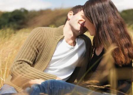 男生接吻的时候伸舌头意味什么