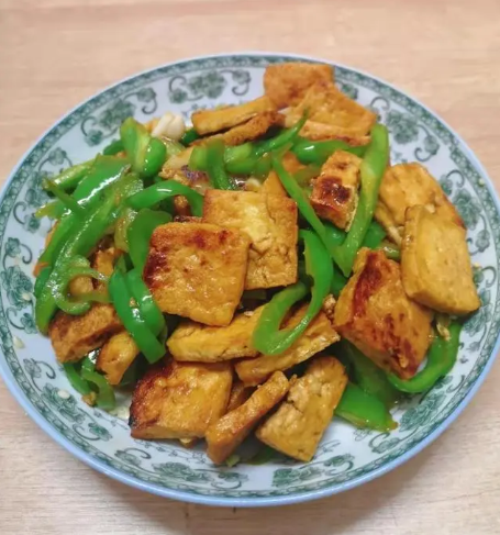 豆腐的做法家常菜简单的做法，家常菜青椒炒豆腐的做法