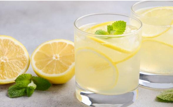 柠檬泡水喝有什么作用与功效，柠檬泡水对身体好吗