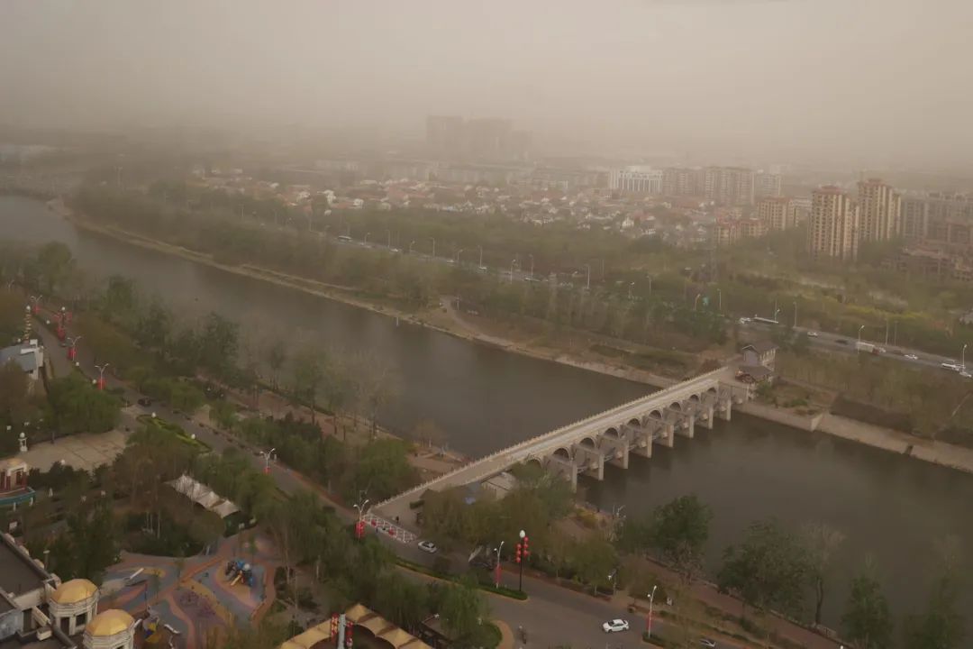 北京PM10浓度破千 出现“蓝太阳” 行人戴口罩也吃土！“上海沙尘暴”上热搜