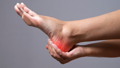 脚踝浮肿是什么原因引起的，脚踝肿由什么原因导致