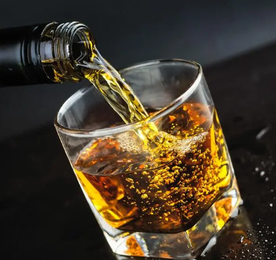 威士忌是什么酒，是属于谷物蒸馏陈酿的烈酒