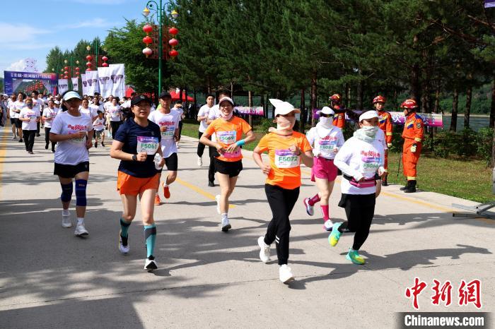 2023中国最北极昼马拉松开跑 中外3000余选手参赛