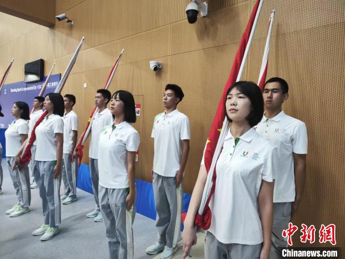 （成都大运纪事）成都大运会颁奖仪式升旗手：用责任感展示中国青年风采