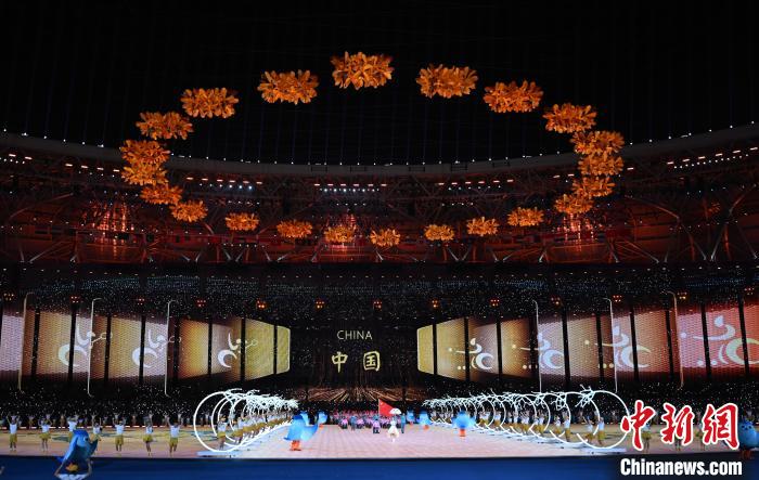 （杭州亚残运会）亚残运会开幕式诠释“残健共融”：手拉手，我们是一家